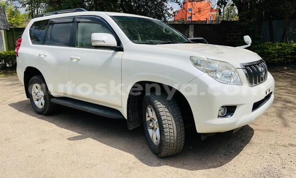 Oofamaa Toyota Land Cruiser White Makiinaa iti Nairobi keessatti Nairobi keessatti