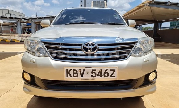 Nunua Ilio tumika Toyota Fortuner Beige Gari ndani ya Nairobi nchini Nairobi