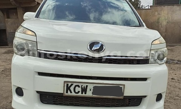 Oofamaa Toyota Voxy White Makiinaa iti Nairobi keessatti Nairobi keessatti