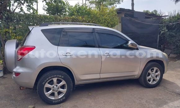 Nunua Ilio tumika Toyota RAV4 Fedha Gari ndani ya Nairobi nchini Nairobi