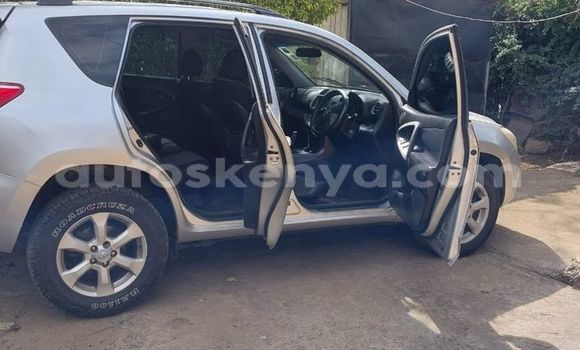 Oofamaa Toyota RAV4 Silver Makiinaa iti Nairobi keessatti Nairobi keessatti Oofamaa Toyota RAV4 Silver Makiinaa iti Nairobi keessatti Nairobi keessatti