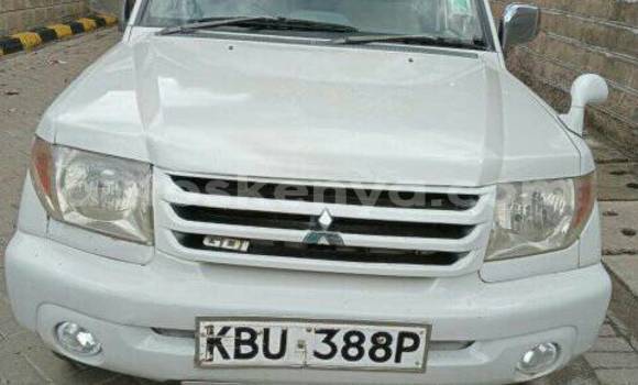 Oofamaa Mitsubishi Pajero iO White Makiinaa iti Nairobi keessatti Nairobi keessatti