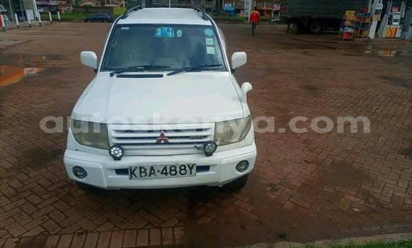 Oofamaa Mitsubishi Pajero iO White Makiinaa iti Nairobi keessatti Nairobi keessatti