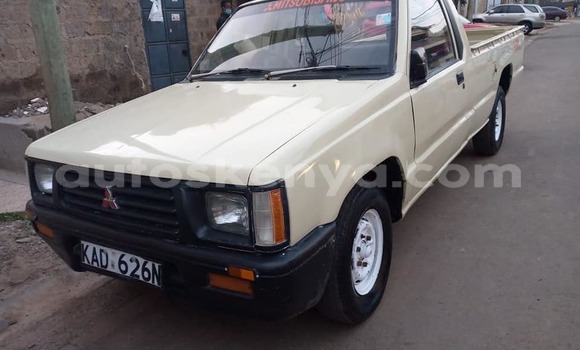 Oofamaa Mitsubishi L200 Beige Makiinaa iti Nairobi keessatti Nairobi keessatti
