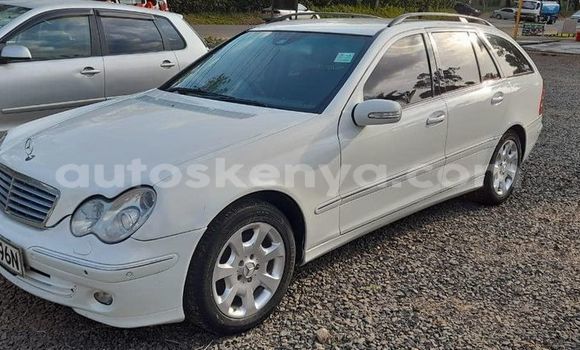 Oofamaa Mercedes‒Benz C–Class White Makiinaa iti Nairobi keessatti Nairobi keessatti
