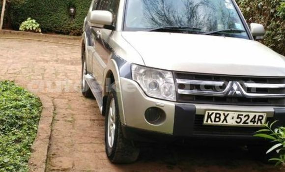 Oofamaa Mitsubishi Pajero Beige Makiinaa iti Nairobi keessatti Nairobi keessatti