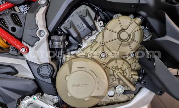 Nunua Ilio tumika Ducati Multistrada Nyekundu Bike ndani ya Mombasa nchini Kenya ya Pwani Nunua Ilio tumika Ducati Multistrada Nyekundu Bike ndani ya Mombasa nchini Kenya ya Pwani