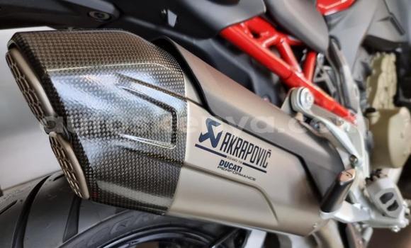Nunua Ilio tumika Ducati Multistrada Nyekundu Bike ndani ya Mombasa nchini Kenya ya Pwani Nunua Ilio tumika Ducati Multistrada Nyekundu Bike ndani ya Mombasa nchini Kenya ya Pwani