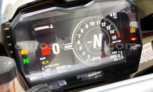 Nunua Ilio tumika Ducati Panigale Nyekundu Bike ndani ya Nairobi nchini Nairobi Nunua Ilio tumika Ducati Panigale Nyekundu Bike ndani ya Nairobi nchini Nairobi