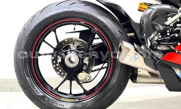 Nunua Ilio tumika Ducati Panigale Nyekundu Bike ndani ya Nairobi nchini Nairobi Nunua Ilio tumika Ducati Panigale Nyekundu Bike ndani ya Nairobi nchini Nairobi