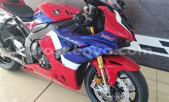Nunua Ilio tumika Honda CBR 1000 RR Nyekundu Bike ndani ya Mombasa nchini Kenya ya Pwani Nunua Ilio tumika Honda CBR 1000 RR Nyekundu Bike ndani ya Mombasa nchini Kenya ya Pwani