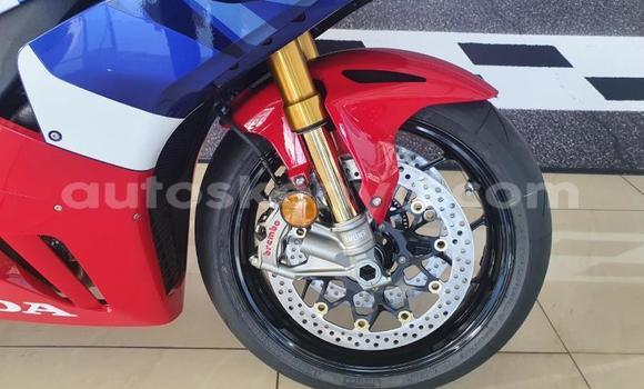 Nunua Ilio tumika Honda CBR 1000 RR Nyekundu Bike ndani ya Mombasa nchini Kenya ya Pwani Nunua Ilio tumika Honda CBR 1000 RR Nyekundu Bike ndani ya Mombasa nchini Kenya ya Pwani