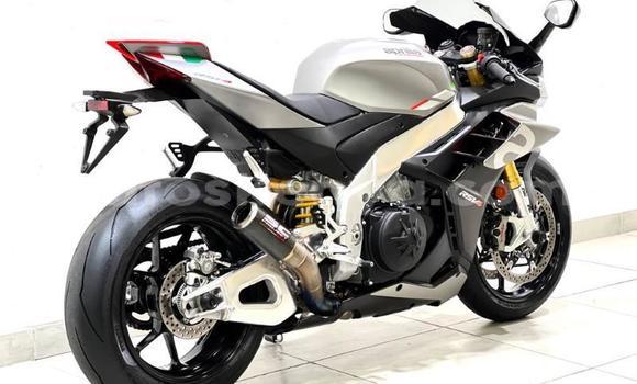 Nunua Ilio tumika Aprilia RSV Nyeusi Bike ndani ya Nairobi nchini Nairobi Nunua Ilio tumika Aprilia RSV Nyeusi Bike ndani ya Nairobi nchini Nairobi