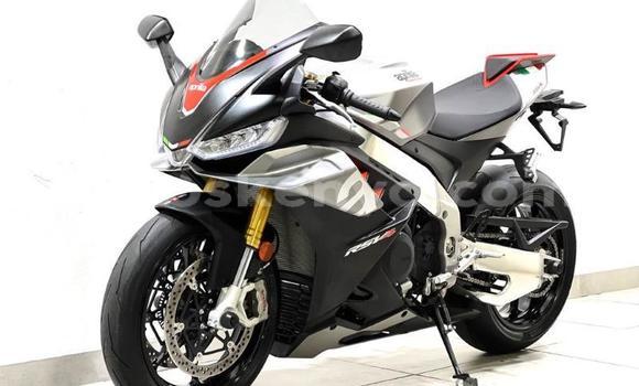 Nunua Ilio tumika Aprilia RSV Nyeusi Bike ndani ya Nairobi nchini Nairobi Nunua Ilio tumika Aprilia RSV Nyeusi Bike ndani ya Nairobi nchini Nairobi