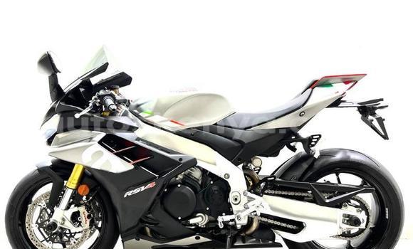 Nunua Ilio tumika Aprilia RSV Nyeusi Bike ndani ya Nairobi nchini Nairobi Nunua Ilio tumika Aprilia RSV Nyeusi Bike ndani ya Nairobi nchini Nairobi