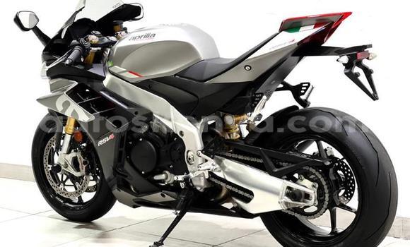 Nunua Ilio tumika Aprilia RSV Nyeusi Bike ndani ya Nairobi nchini Nairobi Nunua Ilio tumika Aprilia RSV Nyeusi Bike ndani ya Nairobi nchini Nairobi