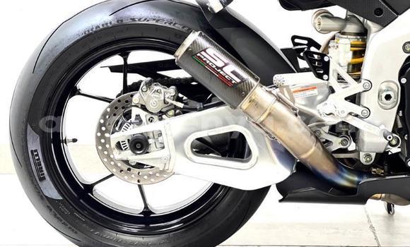 Nunua Ilio tumika Aprilia RSV Nyeusi Bike ndani ya Nairobi nchini Nairobi Nunua Ilio tumika Aprilia RSV Nyeusi Bike ndani ya Nairobi nchini Nairobi