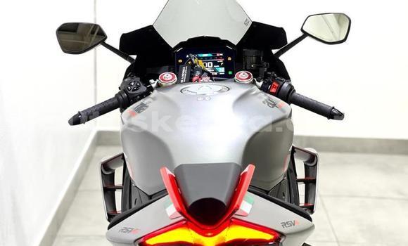 Nunua Ilio tumika Aprilia RSV Nyeusi Bike ndani ya Nairobi nchini Nairobi Nunua Ilio tumika Aprilia RSV Nyeusi Bike ndani ya Nairobi nchini Nairobi