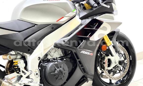 Nunua Ilio tumika Aprilia RSV Nyeusi Bike ndani ya Nairobi nchini Nairobi Nunua Ilio tumika Aprilia RSV Nyeusi Bike ndani ya Nairobi nchini Nairobi