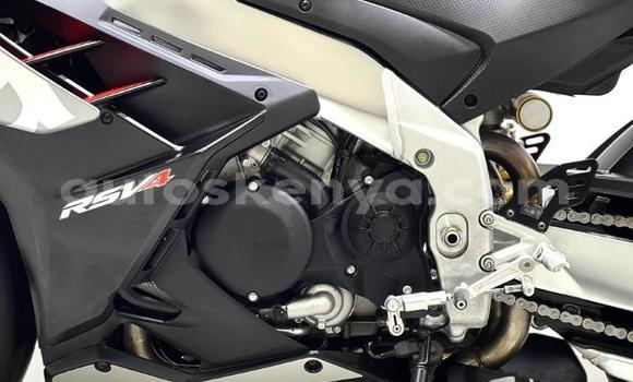 Nunua Ilio tumika Aprilia RSV Nyeusi Bike ndani ya Nairobi nchini Nairobi Nunua Ilio tumika Aprilia RSV Nyeusi Bike ndani ya Nairobi nchini Nairobi