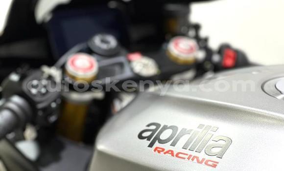 Nunua Ilio tumika Aprilia RSV Nyeusi Bike ndani ya Nairobi nchini Nairobi Nunua Ilio tumika Aprilia RSV Nyeusi Bike ndani ya Nairobi nchini Nairobi