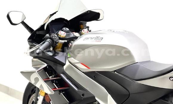 Nunua Ilio tumika Aprilia RSV Nyeusi Bike ndani ya Nairobi nchini Nairobi Nunua Ilio tumika Aprilia RSV Nyeusi Bike ndani ya Nairobi nchini Nairobi