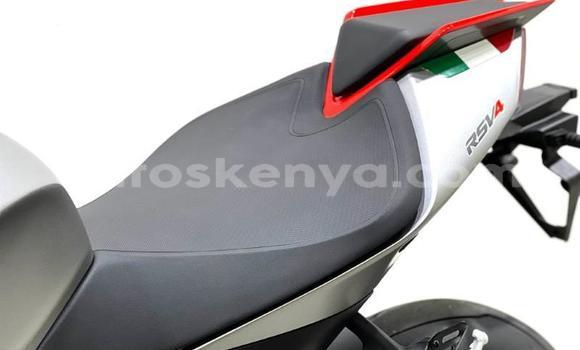 Nunua Ilio tumika Aprilia RSV Nyeusi Bike ndani ya Nairobi nchini Nairobi Nunua Ilio tumika Aprilia RSV Nyeusi Bike ndani ya Nairobi nchini Nairobi