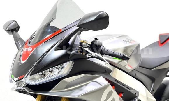 Nunua Ilio tumika Aprilia RSV Nyeusi Bike ndani ya Nairobi nchini Nairobi Nunua Ilio tumika Aprilia RSV Nyeusi Bike ndani ya Nairobi nchini Nairobi