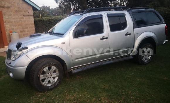 Oofamaa Nissan Navara Silver Makiinaa iti Nairobi keessatti Nairobi keessatti