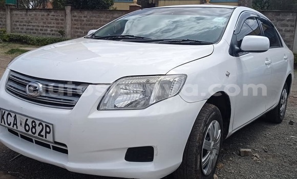 Oofamaa Toyota Axio White Makiinaa iti Nairobi keessatti Nairobi keessatti
