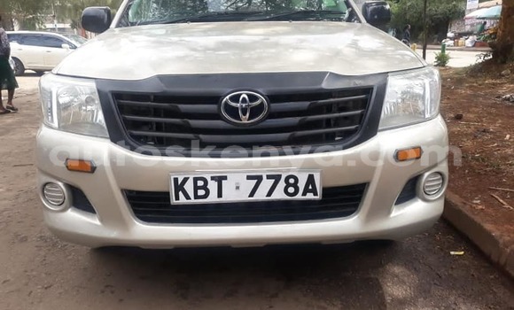 Oofamaa Toyota Hilux Beige Makiinaa iti Nairobi keessatti Nairobi keessatti