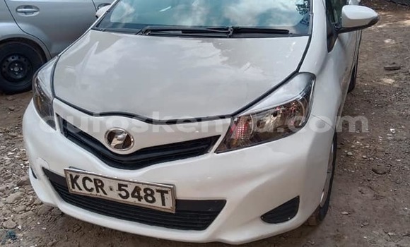 Nunua Ilio tumika Toyota Vitz Nyeupe Gari ndani ya Nairobi nchini Nairobi