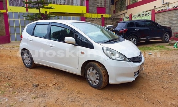 Oofamaa Honda Fit White Makiinaa iti Nairobi keessatti Nairobi keessatti