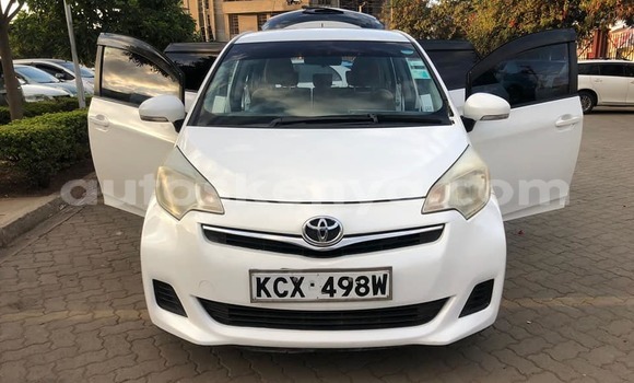 Oofamaa Toyota Ractis White Makiinaa iti Nairobi keessatti Nairobi keessatti