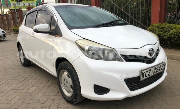 Oofamaa Toyota Vitz White Makiinaa iti Nairobi keessatti Nairobi keessatti