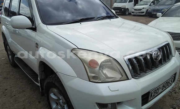 Oofamaa Toyota Land Cruiser Prado White Makiinaa iti Nairobi keessatti Nairobi keessatti