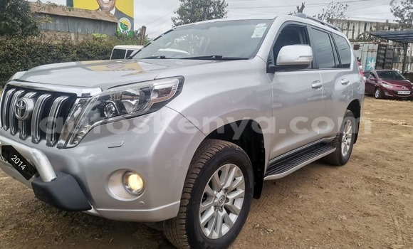 Oofamaa Toyota Land Cruiser Prado Silver Makiinaa iti Nairobi keessatti Nairobi keessatti