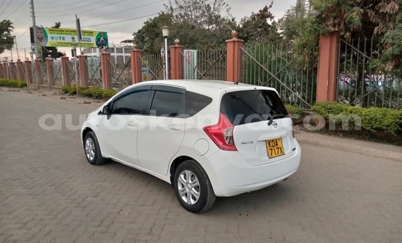 Oofamaa Nissan Note White Makiinaa iti Nairobi keessatti Nairobi keessatti