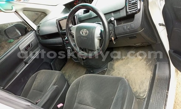Oofamaa Toyota Voxy White Makiinaa iti Nairobi keessatti Nairobi keessatti Oofamaa Toyota Voxy White Makiinaa iti Nairobi keessatti Nairobi keessatti