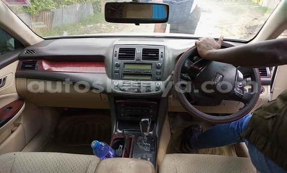 Oofamaa Toyota Crown White Makiinaa iti Nairobi keessatti Nairobi keessatti Oofamaa Toyota Crown White Makiinaa iti Nairobi keessatti Nairobi keessatti