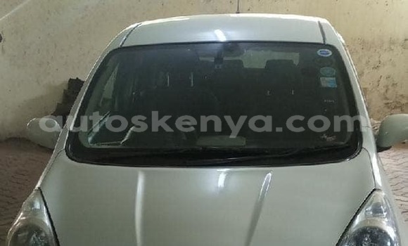 Oofamaa Nissan Note White Makiinaa iti Nairobi keessatti Nairobi keessatti