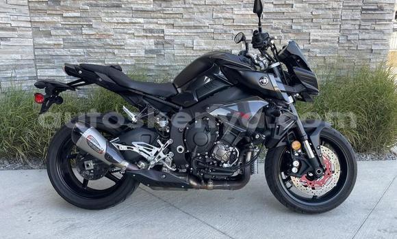 Oofamaa Yamaha FZ Black Doqdoqqee iti Bura keessatti Northeast Kenya keessatti