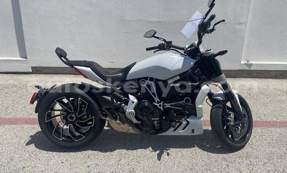 Nunua Ilio tumika Ducati Diavel Nyeupe Bike ndani ya Webuye nchini Magharibi