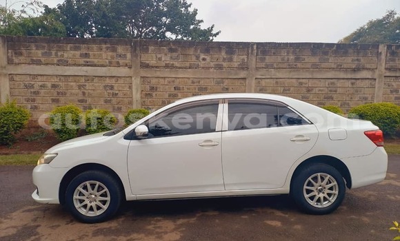 Oofamaa Toyota Allion White Makiinaa iti Nairobi keessatti Nairobi keessatti