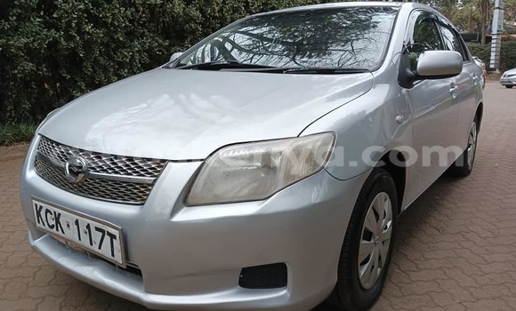 Oofamaa Toyota Axio Silver Makiinaa iti Nairobi keessatti Nairobi keessatti