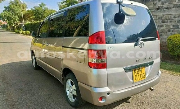 Oofamaa Toyota Noah Silver Makiinaa iti Nairobi keessatti Nairobi keessatti