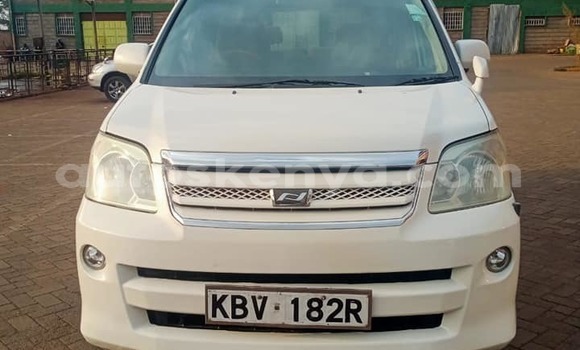 Nunua Ilio tumika Toyota Noah Nyeupe Gari ndani ya Nairobi nchini Nairobi