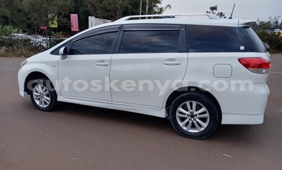 Oofamaa Toyota Wish White Makiinaa iti Nairobi keessatti Nairobi keessatti