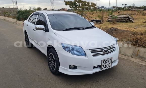 Oofamaa Toyota Axio White Makiinaa iti Nairobi keessatti Nairobi keessatti