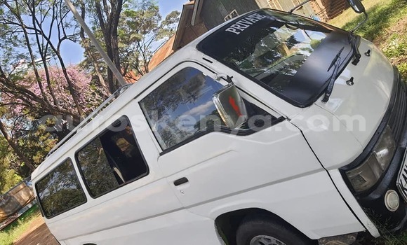 Oofamaa Nissan Caravan White Makiinaa iti Nairobi keessatti Nairobi keessatti
